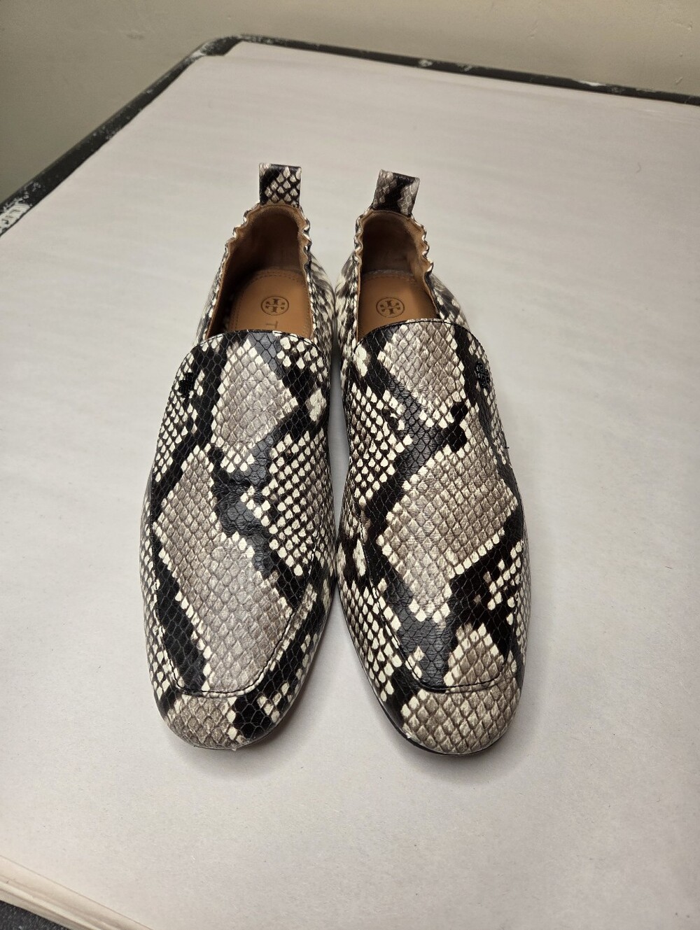 Tory Burch Snake Print Leather Loafers Flats Size 8M Brown Cream Slip On Shoes